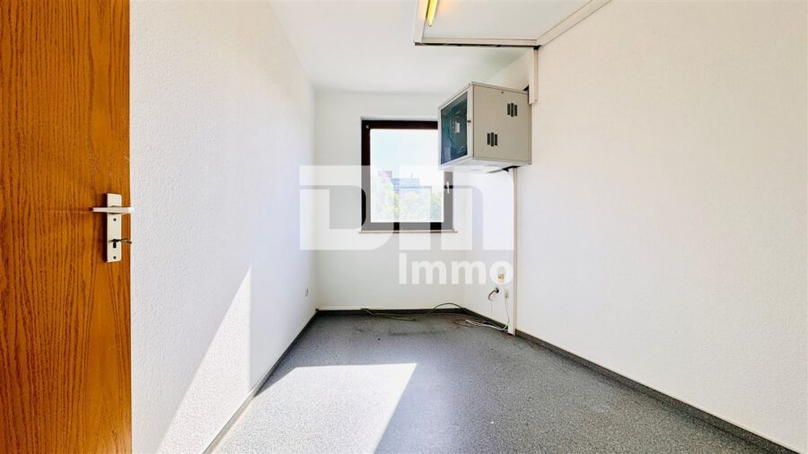 Schöne zentral gelegenes Büro mit drei Balkonen und Tiefgaragenstellplatz - 2.OG Raum 6